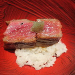 鳥茂 - 牛サーロインの飯蒸し ニンニク醤油で2