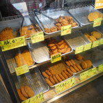 釜新肉店 - 売り場