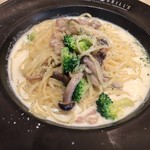 ザ パスタアンドグリルズ - チキンとブロッコリーのクリームパスタ