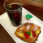パンドゥミーベーカリーカフェ - フルーツデニッシュ（210円）とアイスコーヒー（260円）