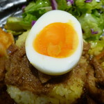 煮玉子の下に魯肉飯