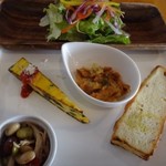 ITARO -  ◆共通「前菜」・・野菜サラダ・オムレツ・豆サラダ・サーモンのお料理・自家製フォッカチャなど。