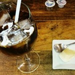 オチアイ ショクドウ - アイスコーヒーとデザートのババロア