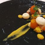 エクロール - アミューズ。フォアグラ、金柑、トリュフ、メレンゲ。計算された香りと食感。