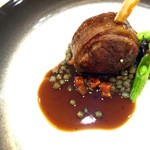 エクロール - 肉料理。イノシシ、レンズ豆、トランペット茸。このキノコ初めていただきました。おいしい。