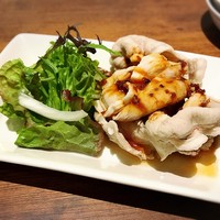 蔭山樓 表参道店 - 豚ロースの山椒風味香味ソースかけ