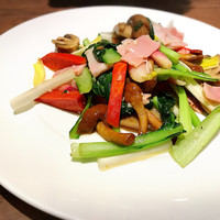 蔭山樓 表参道店 - 旬野菜とベーコンのニンニク香り炒め