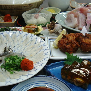 Live tiger blowfish, eel, fresh sashimi...Enjoy luxuriously fresh seafood.