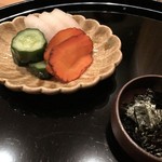 まき村 - 香の物(燻り人参、大根と胡瓜の糠漬)、刻み海苔