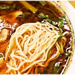 満州ニラら～めん さかえや - 低加水のほっそい麺。軽く食べられちゃいます。