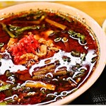 満州ニラら～めん さかえや - 激辛満州ニラらーめん　880円　激辛はかなりのラー油量！でもバクバク食えますバクバク。