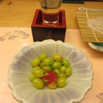 味処 大丸 - 揚げぎんなん 550円と、飲み始めた鍋島 雄町 900円