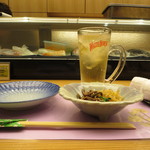 味処 大丸 - カウンター席利用、おしぼりとお通しに始まる。最初の一杯はハイボールにしてます