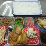 福山まるたま - マルタマ弁当410円　鶏の唐揚げと白身魚のチャンチャン焼き(2017.03.18)