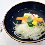 山玄茶 - 『蛤のしんじょう』～!! 四角い蛤のしんじょう、にゅうめん、ウドの花びら、ツルナ、ニンジン、柚子、梅が入っていた～♪( ^o^)ﾉ