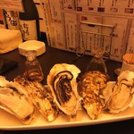 かき松島 こうは - 左から生牡蠣 炙り牡蠣 焼き牡蠣