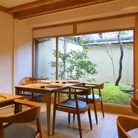 山地陽介 - 店内