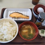 すき家 - 鮭たまごかけごはん朝食 ３９０円(税込)(2017年3月19日撮影)