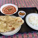 ロイヤル ナン カレー - 半ライス、半ナン、バターチキンカレー、ピクルス