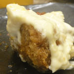 まぐろ小屋 別邸 - まぐろ南蛮を小皿に取り分けて