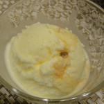 まぐろ小屋 別邸 - 特製鮪醤油をかけるアイスクリーム