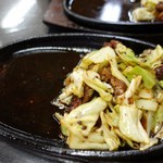 まんぷく亭 - （2017/1月）鉄板焼肉の脂を端に寄せたところ