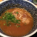 麺屋一燈 - つくば茜地鶏から作るつけ汁は旨みが凝縮されています。 鶏の出汁が効いた濃厚鶏白湯＋魚介系のスープです。 芳醇な香りと濃厚な旨みと甘味を感じます。つけ汁の粘度は程よい加減です。 トンコツスープと比較すると後味があっさりして美味しいです。