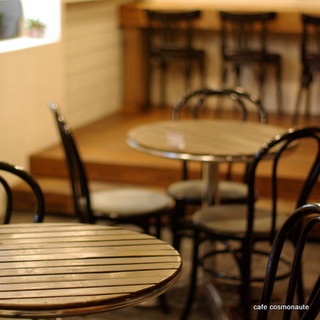 カフェ　コスモノート - カウンター４席、３人掛けの丸テーブルが３台。他にも４人掛けのテーブルが２台あります。