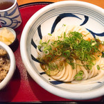 梅田はがくれ - 生じょうゆ定食。シンプルな「生じょうゆうどん」に、炊き込みご飯が付きます。数量に限りがあるので注意！