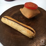 プレヴナンス - 鶏レバームースのエクレア・コリアンダーのパイ包み焼