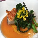 プレヴナンス - 魚：鰆のポアレ　桜エビのソースで