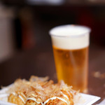 グーニーズ - ビールとたこ焼きを注文♪