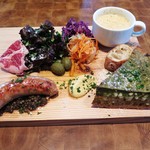 キッシュのプレートランチ１，８００円（税込）