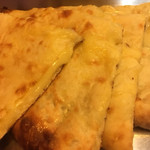 パリワール - チーズナン。甘くないタイプ。カレーとの相性良いいです。