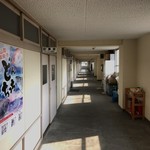 ぐっさん - 小学校の廊下みたいです。