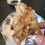 松もと - ＂ふく(河豚)＂の唐揚げ…手に持ってがぶりつきます♪