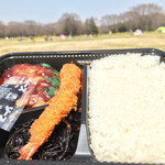 ほか弁　日本亭 - 晴れた日の昭和記念公園 息子と食べるお弁当 美味しさ７割増し。