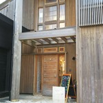 海のレストラン おおとく - 　入り口　　モダンな建築スタイルですね