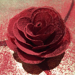 ル スプートニク - ビーツのバラ、花びらの下にはフォアグラが隠れています。