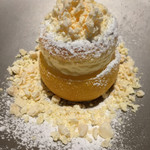 ル スプートニク - 液体窒素のアイスをかけた柚子のスフレ。