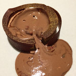 ル スプートニク - 中を割るとチョコレートソースが流れ出します。