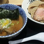 松戸富田麺業 - 濃厚味玉つけ麺　９８０円　味玉が写真からフレームアウトしているｗ