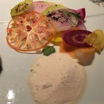 アッシュ - 手前のピンク色は、蟹を液体窒素でパウダーにしたもの