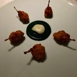 アッシュ - グルヌイユもも肉のパン粉付け焼き、根セロリのピュレと香草のジュ