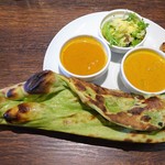 IndianRestaurant SONIA - Bランチ：ほうれん草のナン チキンカレー、 ココナツ風味のさばカレー