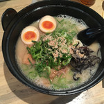 豚骨ラーメン 銀水 - 豚骨らーめん並(トッピング煮たまご)
            チャーシューが[1ﾊｧﾊｧ]