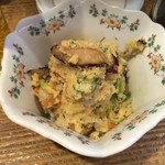 久昇 - おからは具だくさん、干しシイタケと桜えびの香ばしさが生かされたおからです