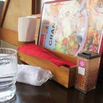 インド食堂　マハトマ - テーブル席の卓上ラインナップ