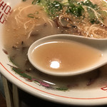昭和ホルモン食堂 - スープは白濁したとんこつスープ