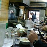 牛すじカレー 小さなカレー家 - ちょっと引いた位置からの厨房および店内です